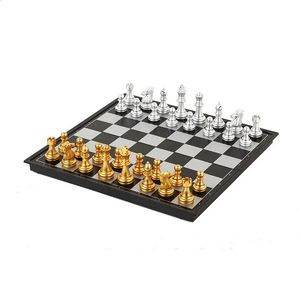 Schackspel Portable Travel Magnetic Plastic Chess Board Foldade bordspel Set Hållbart International Chess Game Set Kids Education Toys 231118