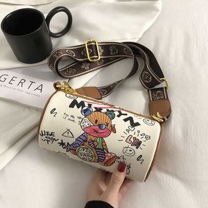 2023 nyanlända axelväskor tecknad mönster designer mode väska sommarbjörn graffiti armhåla cylinder bredband singel messenger väska kvinnlig handväska 230614bj