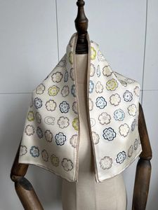 Schals 2023 Ankunft Beige Blume Seidenschal 90 cm Quadrat Schal Twill Wrap für Frauen Dame Hijab