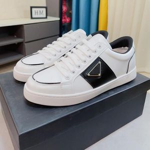 Kända män Casual Shoes Fly Block Running Sneakers Italy Delicate Elastic Band Low Tops Triangle Badge Black White Leather Designer Striding Sports Shoes Box EU 38-45