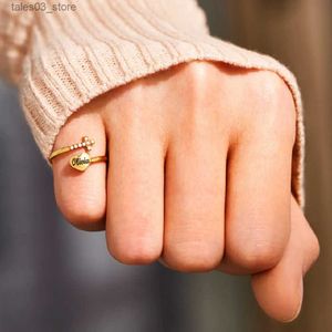 Anéis de casamento nome personalizado coração cruz anel gravado carta anéis com zircônia cúbica ajustável anéis de aço inoxidável casal jóias presente q231120