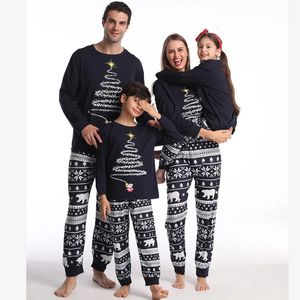 家族を一致させる衣装2023年冬ファッションクリスマスパジャマは母国の子供服を服の服のために設定します231120