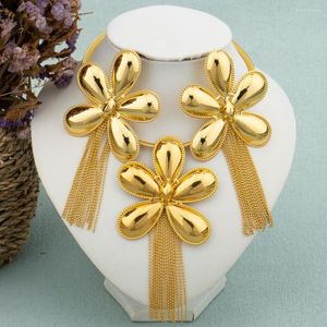 Halskette Ohrringe Set Design Goldfarbe Schmuck mit Geschenkbox Anhänger Blume Drop Hochzeiten für Frauen Party Italien Lady Lady
