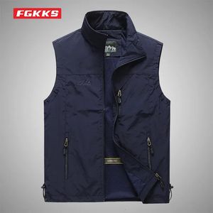 Mens Fur Faux FGKKS Spring Waist Coat Outdoor Casual Solid Color Tank Top Young Middle and Old Age Pography Fishing Jacket 231120