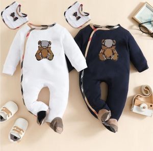 Spring Autumn Baby Boys Girls Brand Rompers nyfödda Babies Cartoon Jumpsuits med Bib Sweet Toddler Long Sleeve Onesies