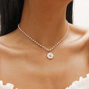 Choker biały kwiat Pearl Naszyjnik Złote Kolor Wisiorty Kobiety Biżuteria na szyi koraliki z kołnierzem chocker dla dziewcząt dławiki