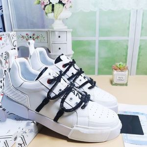Designer Sneakers Men Womens Casual Shoes Fashion White äkta läder lyxblomma broderad platt sport HYTGKF00001