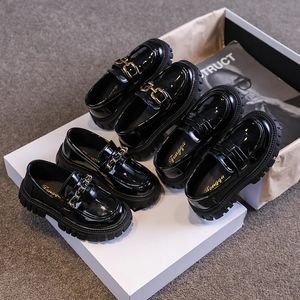 Pierwsze spacerykery dzieci czarne skórzane mody chłopców dziewczyny płaskie buty cztery sezon Elegancki 2636 Kids Shoe 231118