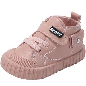 Pierwsze spacerowicze białe skórzane małe dzieci Sneakers First Walkers Buty dla chłopców i dziewcząt gwiazdy zwykłe buty dla dzieci 231118