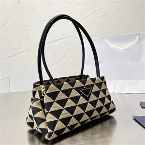 Projektant mody torba na ramię dla kobiet Vintage luksusowa torebka materiałowa torba trójkątny wzór nowa moda Hobos torby pod pachami rozmiar 28*13cm