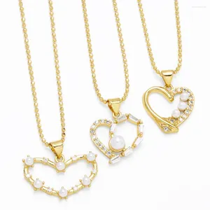 Hänghalsband Flola Tiny Clear Crystal Heart for Women Pave Pearls Gold Plated Pärled Halsband Cz Jewelry Valentine Gifts NKEP57