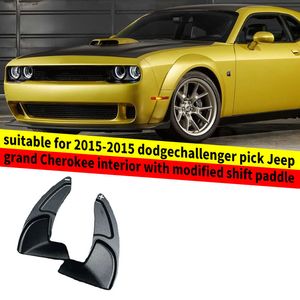 Dodge Challenger 2015, 2016, 2018, 2020 için uygun araba direksiyon simidi kırmızı kürek dekorasyonu