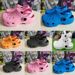 ROVA CRIANÇAS SAPAÇÃO CRIANÇAS CRIANÇAS FLIP FLIP FLIPPERS Designer Crianças Croc Sandals Hole Cog Sapatos de praia Os bebês casuais casuais jovens deslizam Lightt