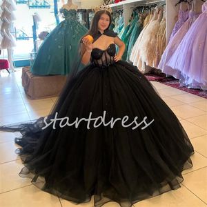 Stilfull svart mexikansk quinceanera klänningar med caped Askepott sexton födelsedagsfest tävling prom klänning elegant vintage xv para sweet 16 klänning vestidos de 15 anos