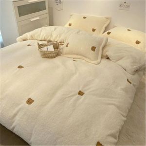 Conjuntos de cama Inverno Branco Leite Veludo Cama de Quatro Peças Luxo Quilt Cover Outono Pelúcia Coral Folha Flanela Conjunto