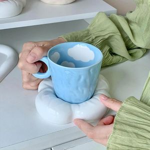 Xícaras pires de estilo moderno pintado à mão nuvens de céu azul xícara de café cerâmica com pires de pires de canecas criativas de leite criativo Decoração de casa Drinkware Gift