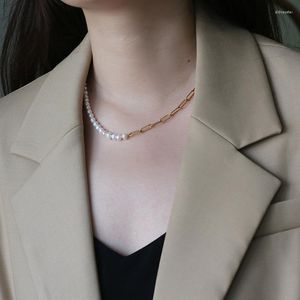 Choker Titanium Natural Pearl Necklace Kvinnor Rostfritt stål Jycken Designer T Show Runway Party Gown Wedding Japan Korean