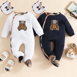 Spring Autumn Baby Boys Girls Brand Rompers nyfödda Babies Cartoon Jumpsuits med Bib Toddler Långärmad onesies