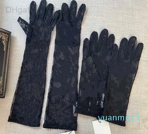 Черные тюлевые перчатки для женщин, дизайнерские женские буквы с принтом, вышитые кружева для вождения, пять пальцев, модные тонкие вечерние