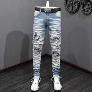 Herr jeans street mode män retro ljusblå vanlig tvättad stretch mager rippade märke patch designer hip hop byxor hombre
