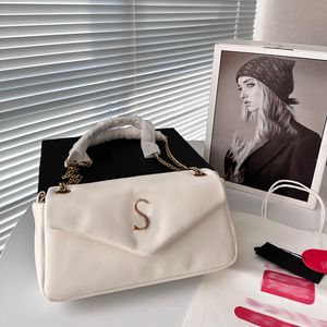 Borsa a catena in pelle di agnello 27 cm Borsa a tracolla da donna alla moda Pelle cucita Hardware dorato Chiusura in metallo Borsa di lusso Borsa a tracolla a catena Matelasse Borsa sotto le ascelle Borse per il trucco