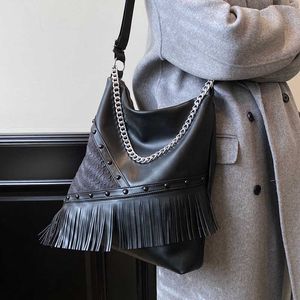 Modeväskor nischdesign Tassel Bucket Bag For Women Ny hög kapacitet pendlande axel med en snygg avslappnad underarmväska 230718bj