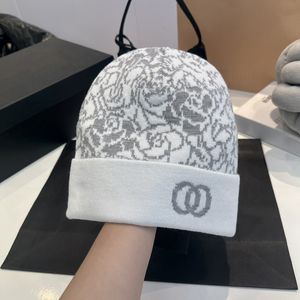 Designer Beanie Luxurys varma motorhuvmotiv stickade hatt män och kvinnor andas trend av hösten och vintern generös elegant hundra med modevarierad mösspresent