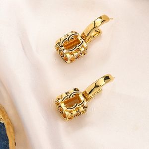 18k Gold Plated Luxury Earring Fashion Style Womens Charm Earrings Christmas Designer Jewelry Stus New Wedding Birthday Love Gift Earrings