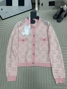 1115 l 2023 활주로 가을 브랜드 같은 스타일 스웨터 롱 슬리브 가디건 핑크 승무원 넥 여자 옷 고품질 여성 Qian