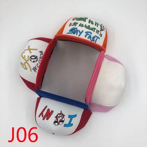 J06 SUN HAT, czapka z językiem, haftem literowym, czapka baseballowa, kolorowy graffiti, litera z kwiatem, punkową parą pary