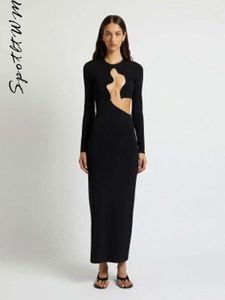 Moda Düzensiz İçi Boş Kadınlar için Seksi Balck O Boyun Kollu Bel Uzun Elbise Zarif Lady High Street Robes