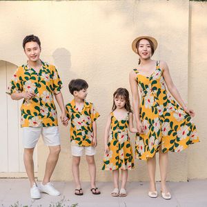 家族を一致する衣装の母と娘のイブニングドレス家族マッチするTシャツママと私とサイズの花の黄色いウェディングドレスお父さんの息子セット230421