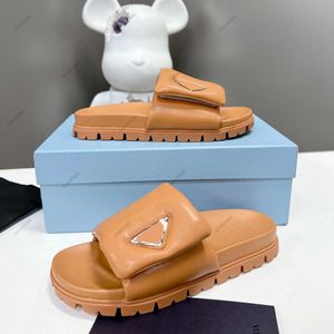 Chinelos de couro napa acolchoados macios deslizam sandálias de plataforma de verão sapatos slip-on triângulo sandálias rasteiras femininas de grife de luxo chinelos de fábrica calçados