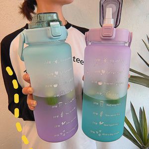Muggar stor kapacitet 2L vattenflaska med tidsmarkör för tjejkantkannor Portable Sports Gym Big Drink Bottle With Straw BPA Free Z0420