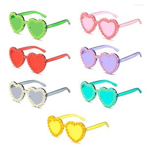 Güneş gözlükleri kalp şeklinde kadınlar moda papatya dekorasyonlu aşk kalp uv400 koruma gözlük