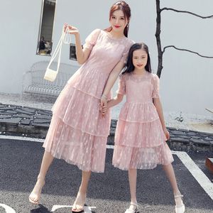 Familjsmatchande kläder Summer Mommy and Me Clothes Mesh Mam and Daughter Dress Flower Family Matching Outfits Fashion Mother Girls Dresses 230421