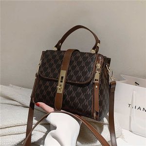 Kvällspåsar europeisk stil brev tryck små tote handväskor för kvinnor 2022 trend lyxig designer kort handtag damer axel crossbody väskor j230420