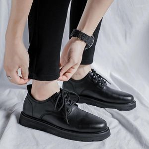 Модельные туфли 2023, черные кожаные туфли в британском стиле с толстой подошвой и круглым носком, повседневные мужские туфли-оксфорды ручной работы на шнуровке