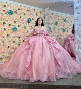 Błyszcząca różowa księżniczka Słodka 16 sukienek Quinceanera Gillter Butterfly Ruffles Corset Lace-up XV anos vestidos różowe złoto