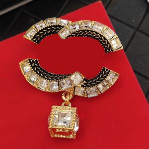 Tasarımcı Broş Pin Broche Moda Altın Gümüş Kaplama Kalp Kalp Külbürü Marka Mektup Mücevher Cazibesi Erkekler Kadın Düğün Partisi Giyim Aksesuarları