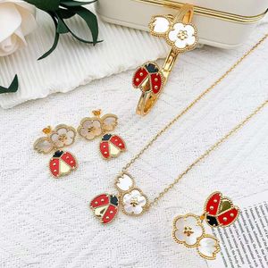 Desginer clover 2023 New Internet Celebrity Niche Design Sense Lucky Five Flower Ladybug Necklace Bracelet Earring Ring Set