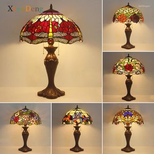 Lampy stołowe witraże europejskie do sypialni nocna salon lampa biurka Tiffany Dragonfly Rose Stojąc