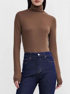 Magliette da donna Urban Revivo Top aderente minimalista con collo alto e tinta unita