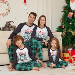 Abiti coordinati per la famiglia 2024 Pigiama natalizio coordinato per la famiglia SANTA'S NAUHT ONES Top Pantaloni scozzesi 2 pezzi Pigiami natalizi per indumenti da notte Vestiti per cani 231121