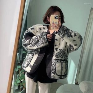 Kvinnorjackor Sydkorea Dongdaemun Chic Winter Arm Pocket Design Totem Vintage Lamb Hår Kort kappa