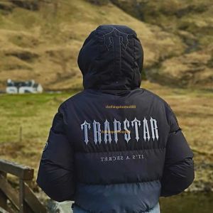 Trapstars siyah klasik aşağı pamuklu ceket ile kalın patlayıcı işlemeli sokak ceket