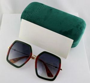 Solglasögon för kvinnor Summer Fashion 0106s 56mm Square Green/Red Womens Solglasögon med ljusgrå lins UV -skydd kommer med fodral