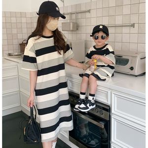 Familie passende Outfits Mutter Vater und Sohn Tochter passende Kleidung für die ganze Familie Sommer Kinder Jungen Mädchen Sets zweiteilig Vater T-Shirt Frauen Kleid 230421