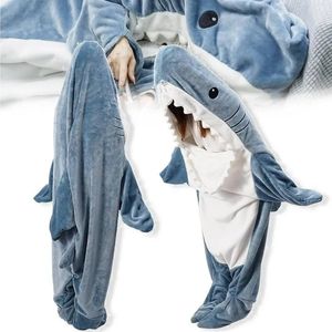 Couvertures Dessin animé requin sac de couchage doux flanelle couverture pyjama bureau confort haute qualité tissu sirène châle enfants et adultes 231120