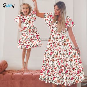 家族を一致する衣装Qunq夏の親子の衣装スクエアカラーファッションプリントバインドフリルスリーブスウィートドレスママと娘マッチ服230421